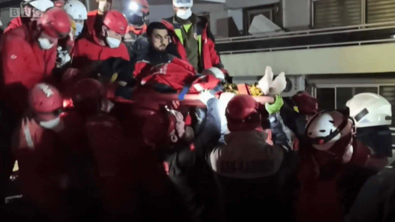 VIDEO | Un bărbat de 70 de ani, salvat de sub dărâmături la 33 de ore după seismul care a zguduit Turcia: „Nu mi-am pierdut niciodată speranța”