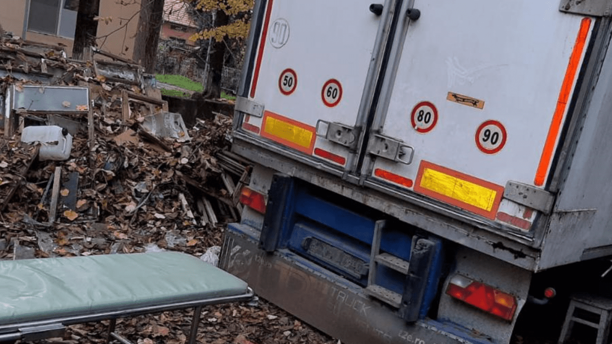Pacient mort de COVID, ţinut în remorca unui TIR, în spatele spitalului din Lugoj, printre gunoaie
