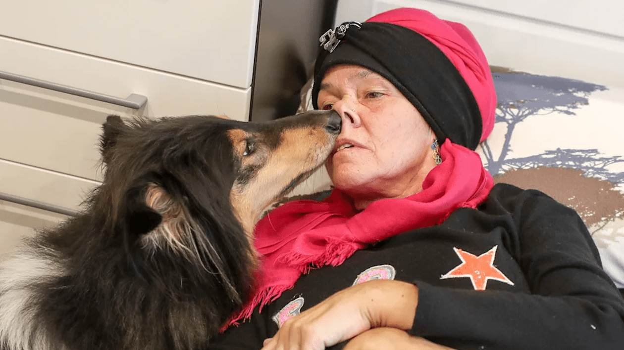 Câinii de terapie pe care îi antrenează i-au salvat viața de trei ori. Povestea emoționantă a nemțoaicei Filiz Erfurt