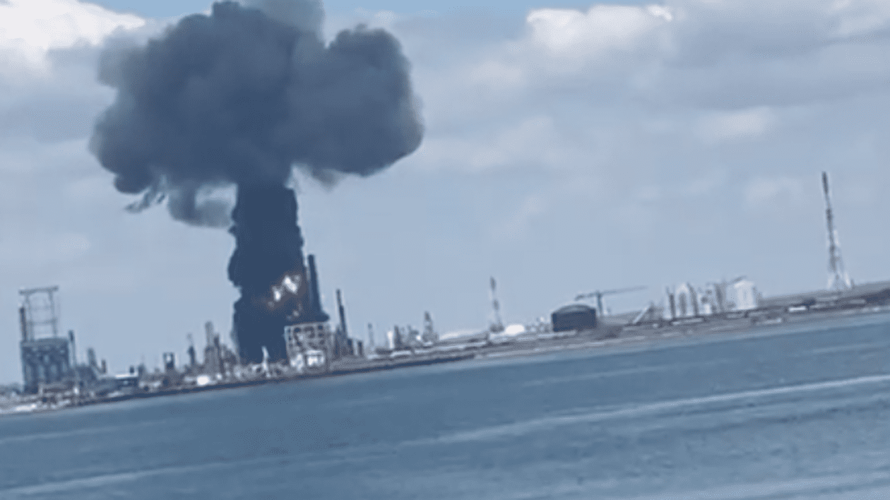 Momentul exploziei de la Rafinăria Petromidia Năvodari, surprins de un martor