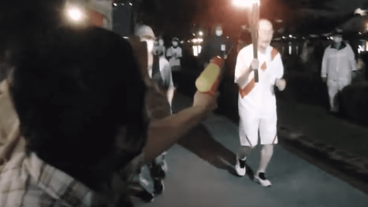 Femeie din Japonia, arestată, după ce a încercat să stingă flacăra olimpică cu un pistol cu apă