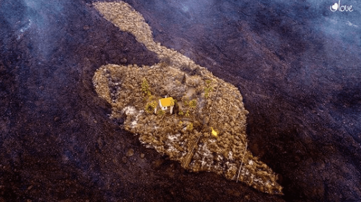Imagine uimitoare din Insulele Canare, după erupția vulcanului Cumbre Vieja: râuri de lavă înconjoară o casă, fără s-o „înghită”