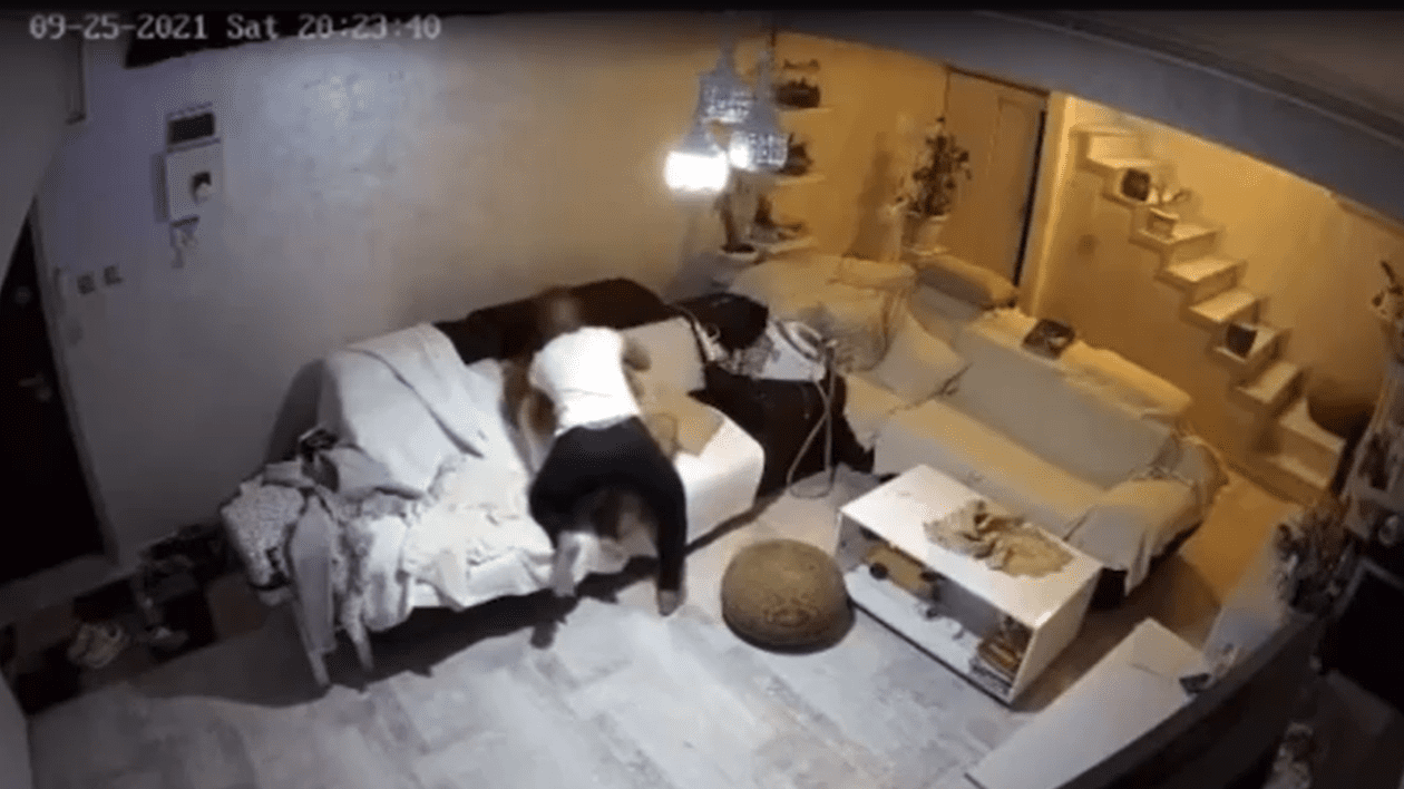 O mamă din Ilfov și-a bătut cu brutalitate fiica de 16 ani, a amenințat-o cu moartea și i-a tăiat părul. Poliția nu a găsit „un risc iminent” pentru victimă