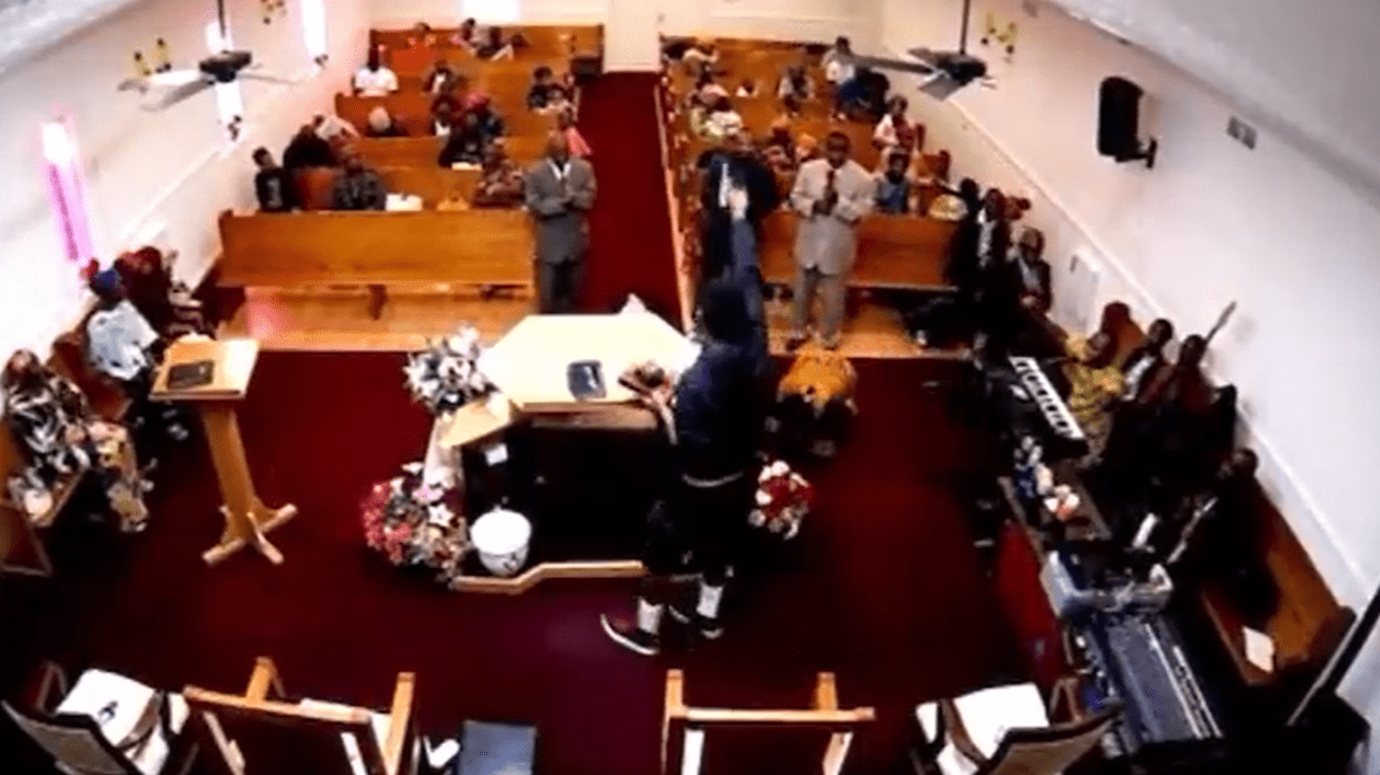 VIDEO Un bărbat din Tennessee a scos pistolul în timpul unei slujbe, dar a fost pus la pământ și dezarmat de pastor