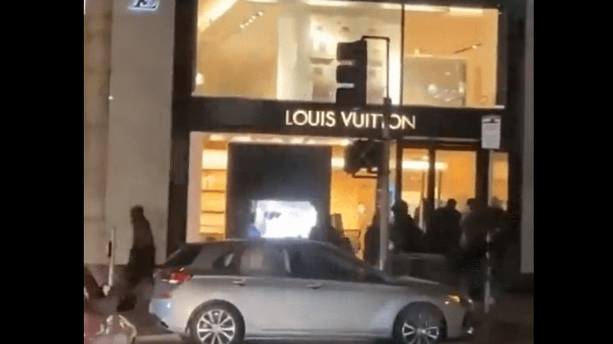 Metodă inedită de jaf în SUA: 80 de hoți au golit un magazin de lux în câteva minute