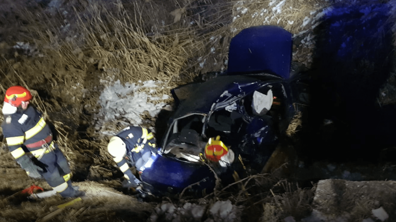 Doi copii au murit după ce o mașină a fost lovită de tren, în Bistrița-Năsăud