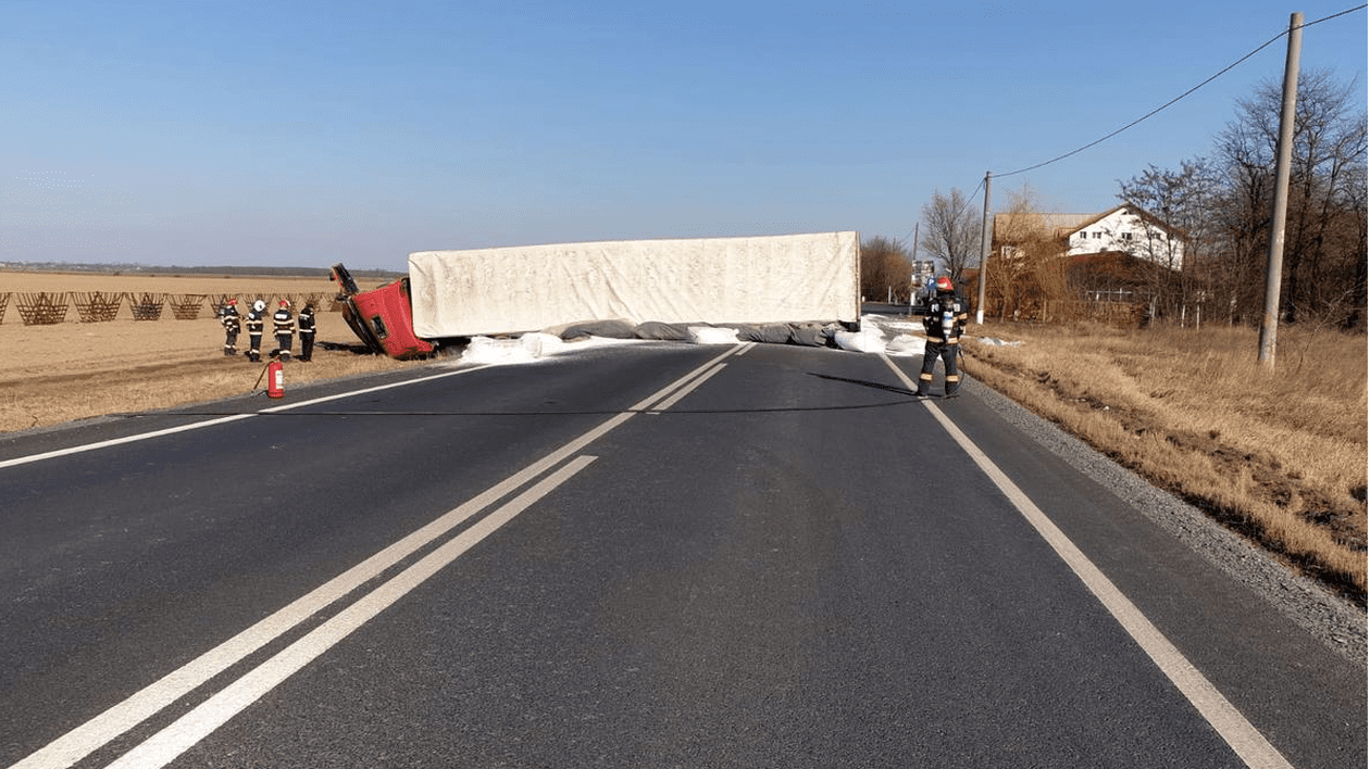 TIR încărcat cu azotat de amoniu, răsturnat în Țăndărei. Evacuări în zonă din cauza riscului de explozie