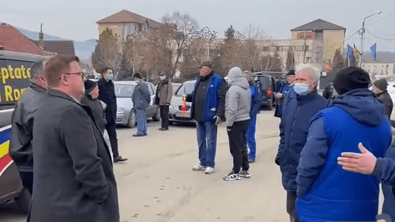 Un deputat AUR a fost alungat de angajații fabricilor din Cugir care protestau. „Ce caută aici cu politica?”