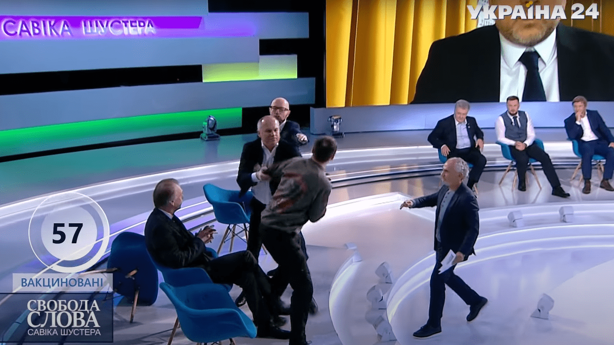 Scene uluitoare într-o emisiune TV din Ucraina: un jurnalist lovește în față un parlamentar prorus. Apoi s-au încăierat