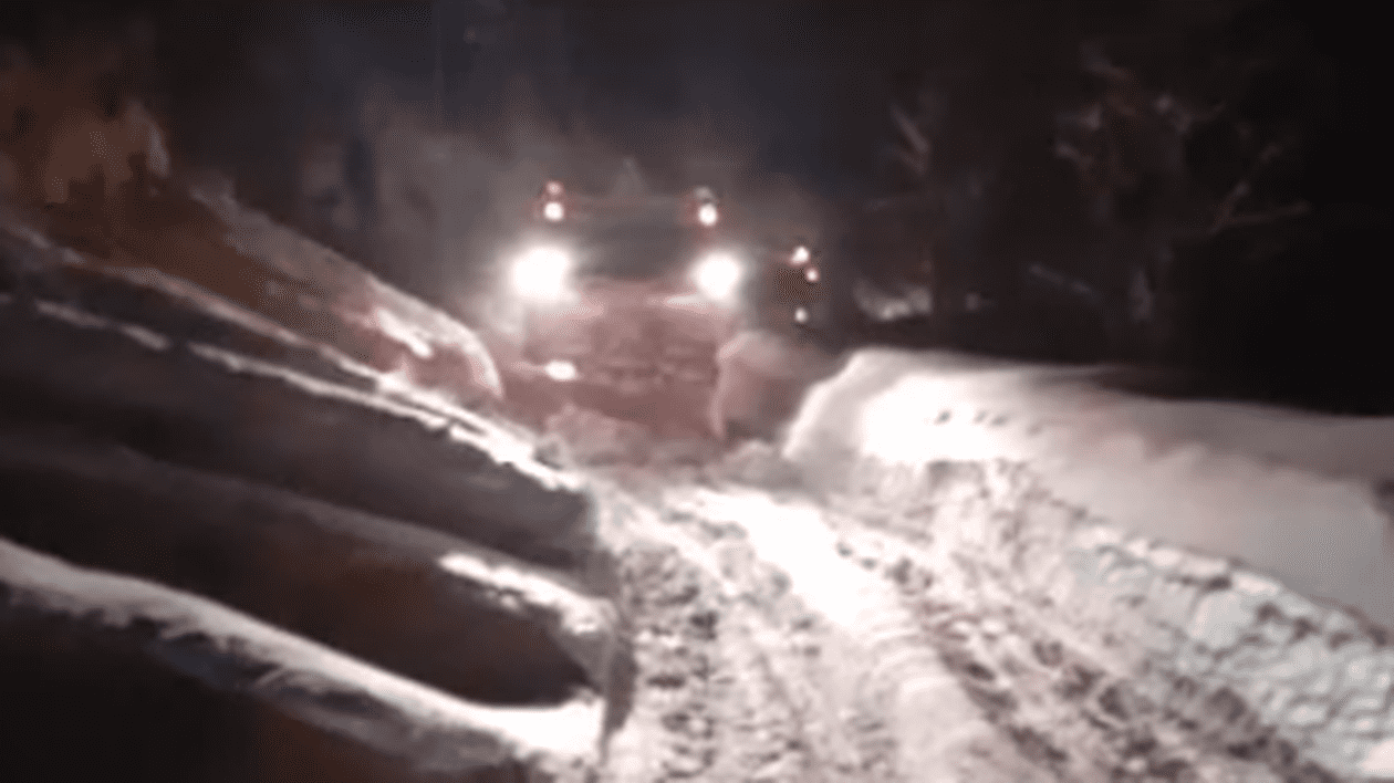 O avalanșă a blocat circulația pe un drum național din Bihor. Drumarii, nevoiți să intervină