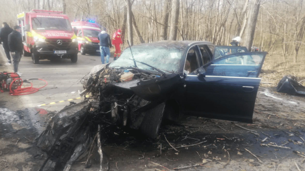 Un copil și doi adulți au murit, după ce mașina în care se aflau a intrat într-un copac, la Tulcea. Alte trei persoane au fost rănite