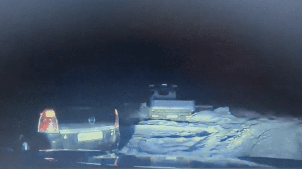 Șofer beat din Baia Mare, urmărit de polițiști pentru că nu a vrut să oprească. Maşina s-a împotmolit în zăpadă şi a fost nevoie de descarcerare