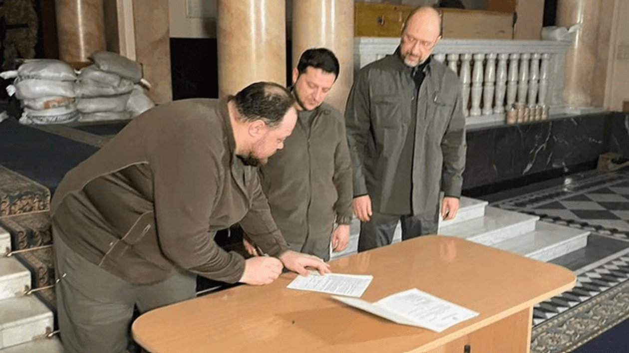 Președintele Zelenski a semnat oficial cererea Ucrainei de aderare la Uniunea Europeană