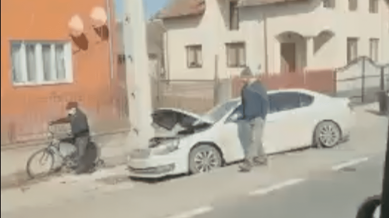 O mașină cu trei refugiați ucraineni a intrat într-un stâlp, în Bistrița-Năsăud. Care este starea victimelor