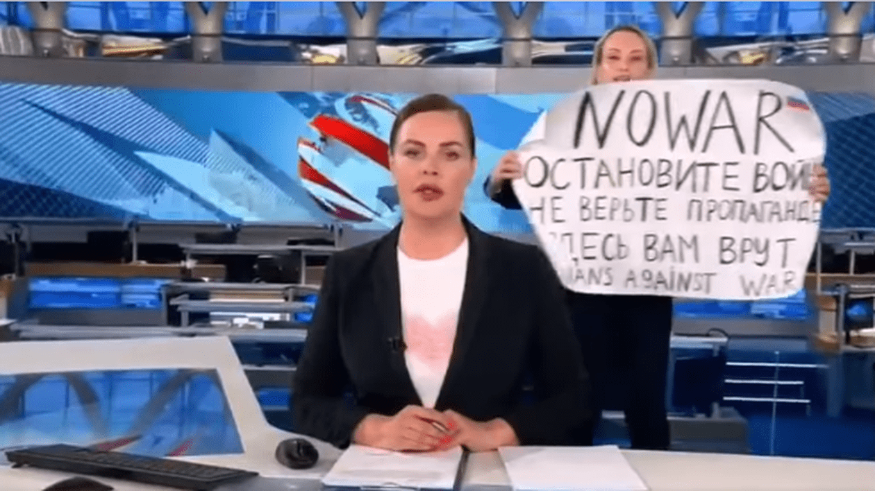 „Nu credeți în propagandă. Sunteți mințiți”. O jurnalistă a intrat  în studio în timpul știrilor live de la cea mai mare televiziune din Rusia, cu un mesaj antirăzboi
