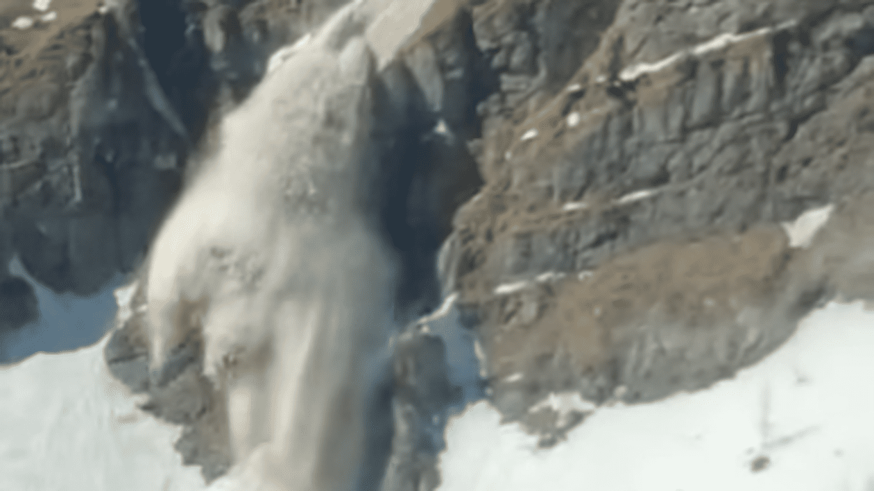 Avalanșă pe un traseu turistic din Bucegi, filmată din telecabină. Mesajul Salvamont