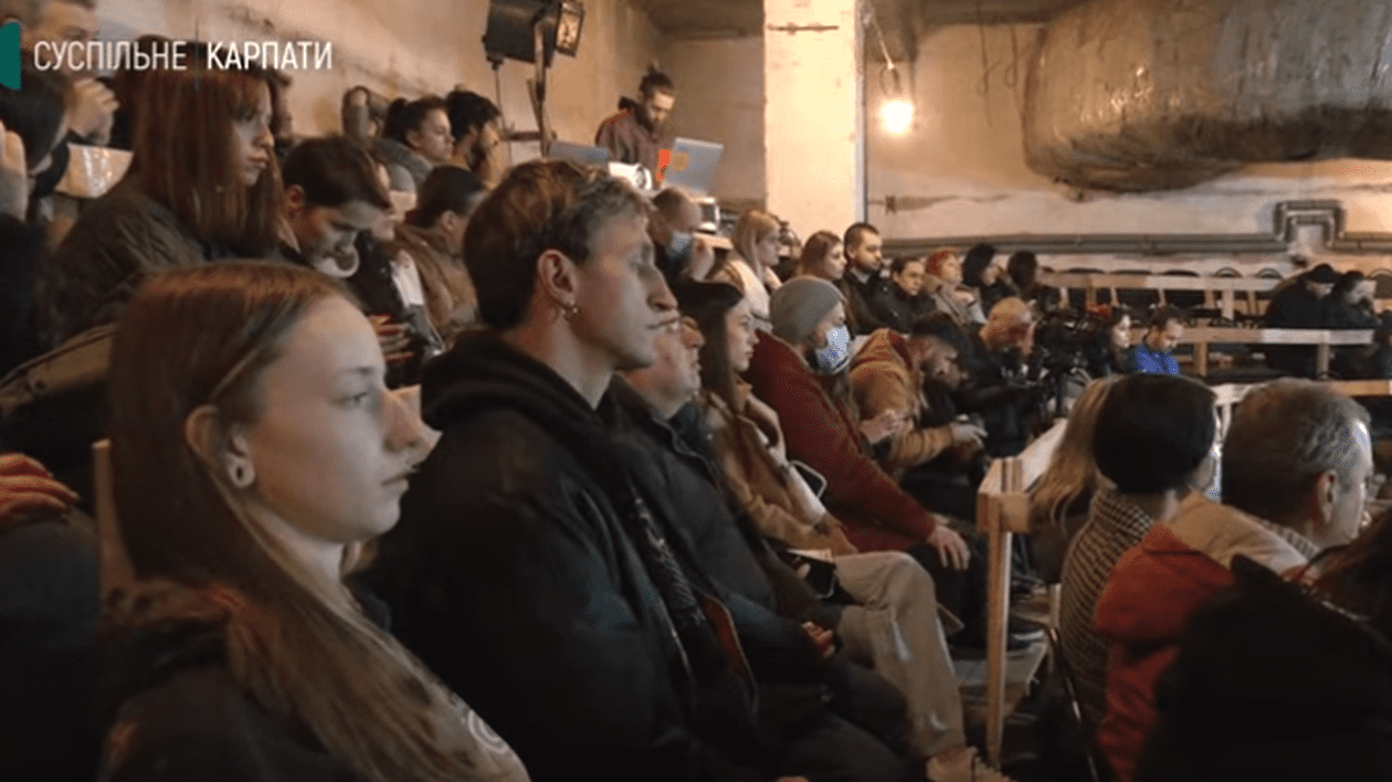 Teatru în vreme de război. O trupă de actori continuă să joace într-un buncăr, la Ivano-Frankivsk
