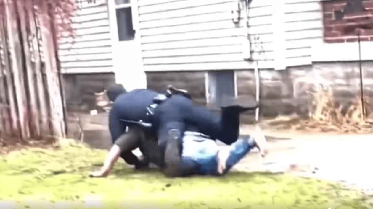 Bărbat afro-american, oprit în trafic și apoi împușcat mortal de un poliţist în cursul arestării. Filmarea intervenției din Michigan a fost făcută publică