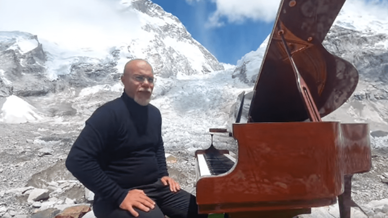 Un pianist orădean a urcat pe Everest și a cântat la peste 5.300 de metri altitudine: „Este sigur un record mondial”