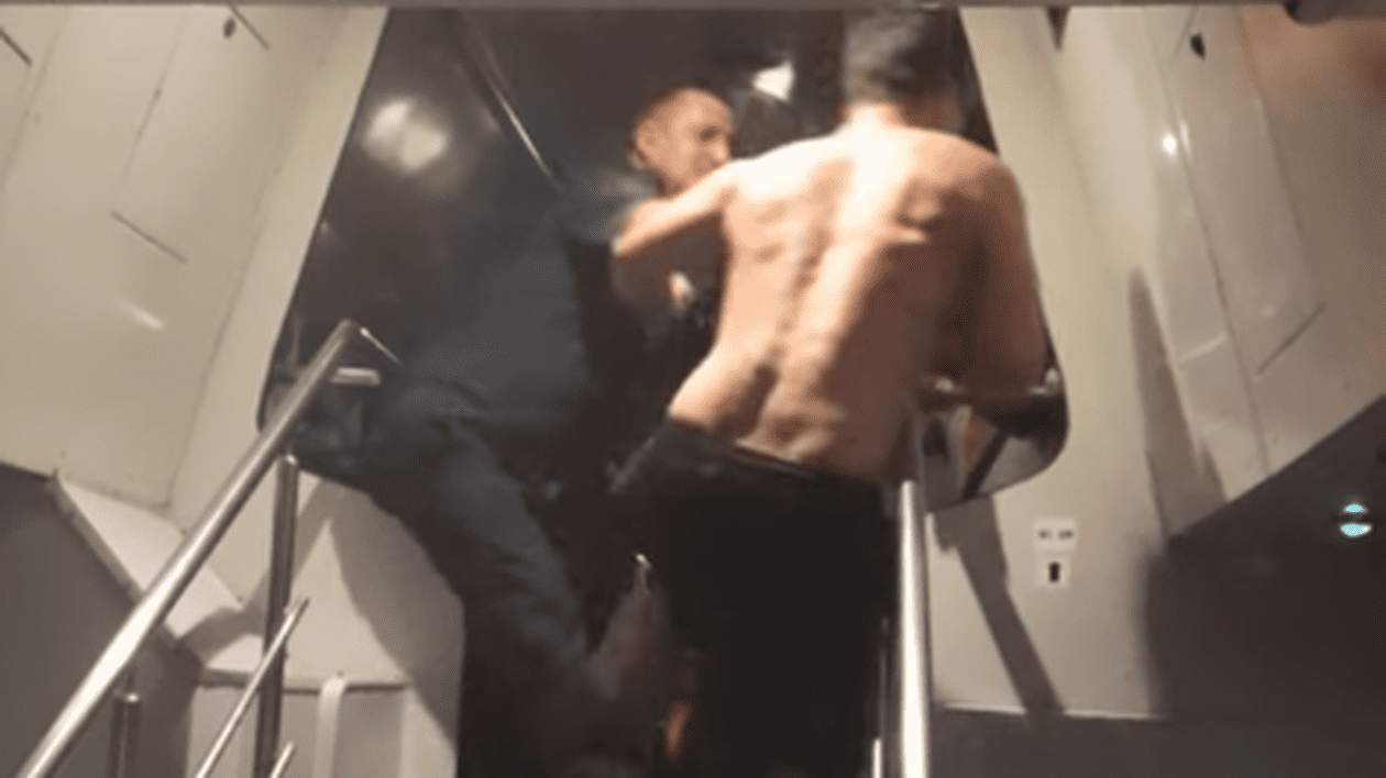 Controlor CFR, luat la bătaie în tren de un bărbat fără bilet. Agresorul este căutat de polițiști