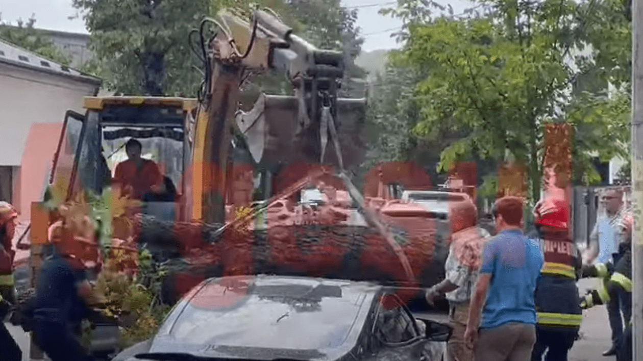 Mașină de lux, lovită de două ori de același copac. A doua oară, a fost scăpat de excavatorul care-l ridica - VIDEO