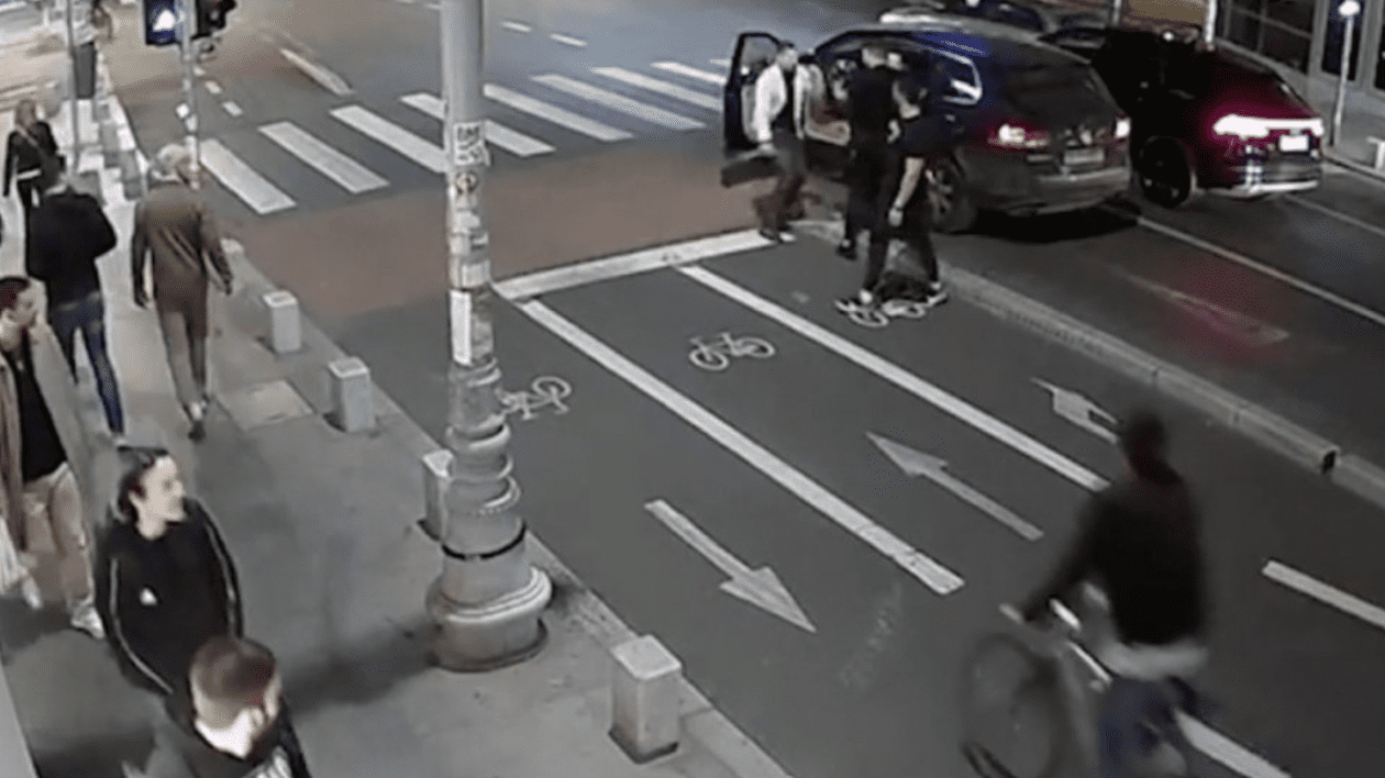„Bodyguardul lui Dumnezeu”, reţinut după ce a pălmuit un şofer în trafic și l-a amenințat cu maceta. Ce alte infracțiuni a mai comis