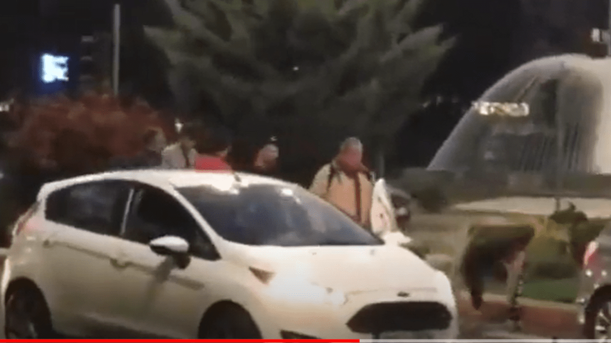 Un bărbat pe trotinetă și un șofer s-au luat la bătaie într-o intersecție din București. Momentul a fost filmat  | VIDEO