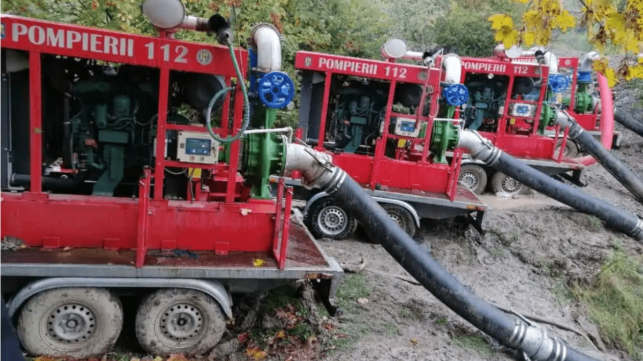 Pompierii continuă evacuarea apei din Tăul Mare-Roșia Montană. Cu cât a scăzut cota apei