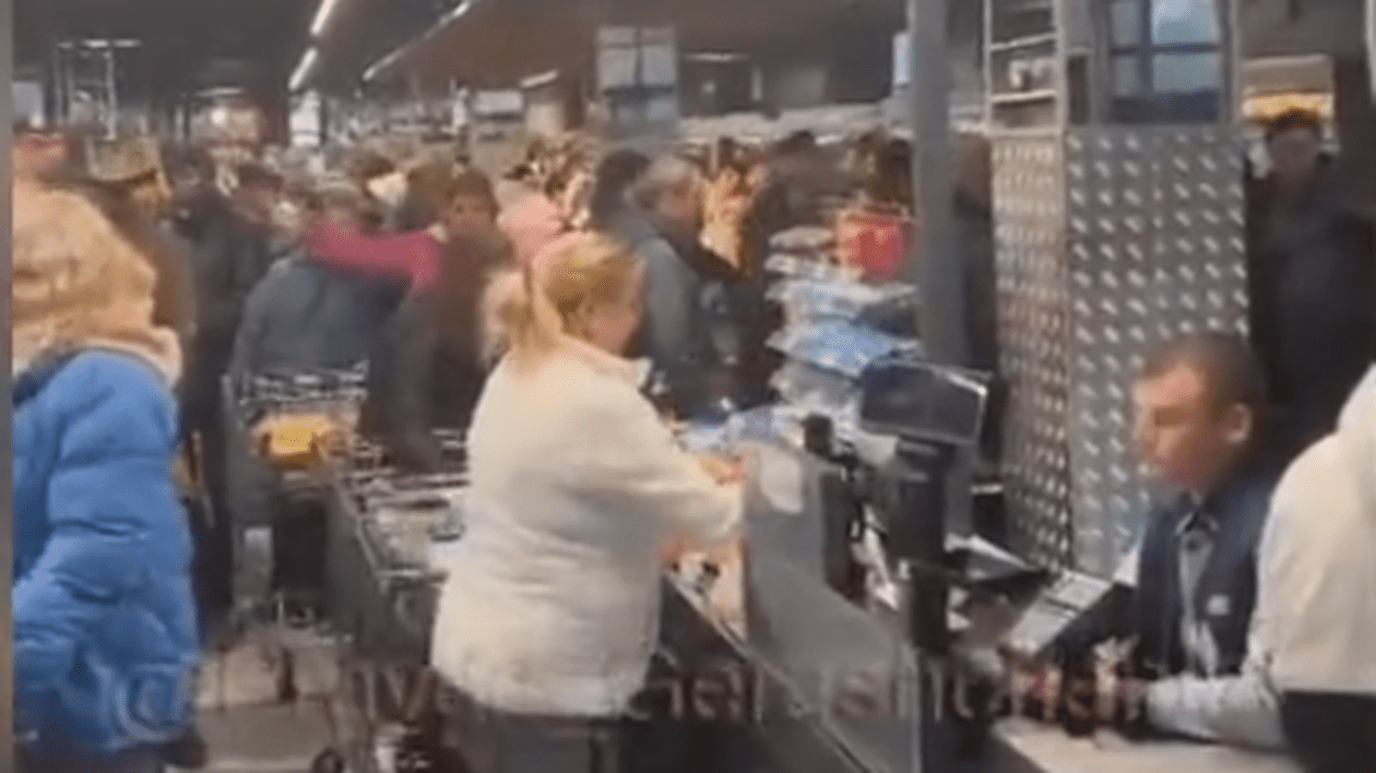 Orașul Herson a redeschis primul supermarket după retragerea rușilor. Ucrainenii au format cozi pentru alimente