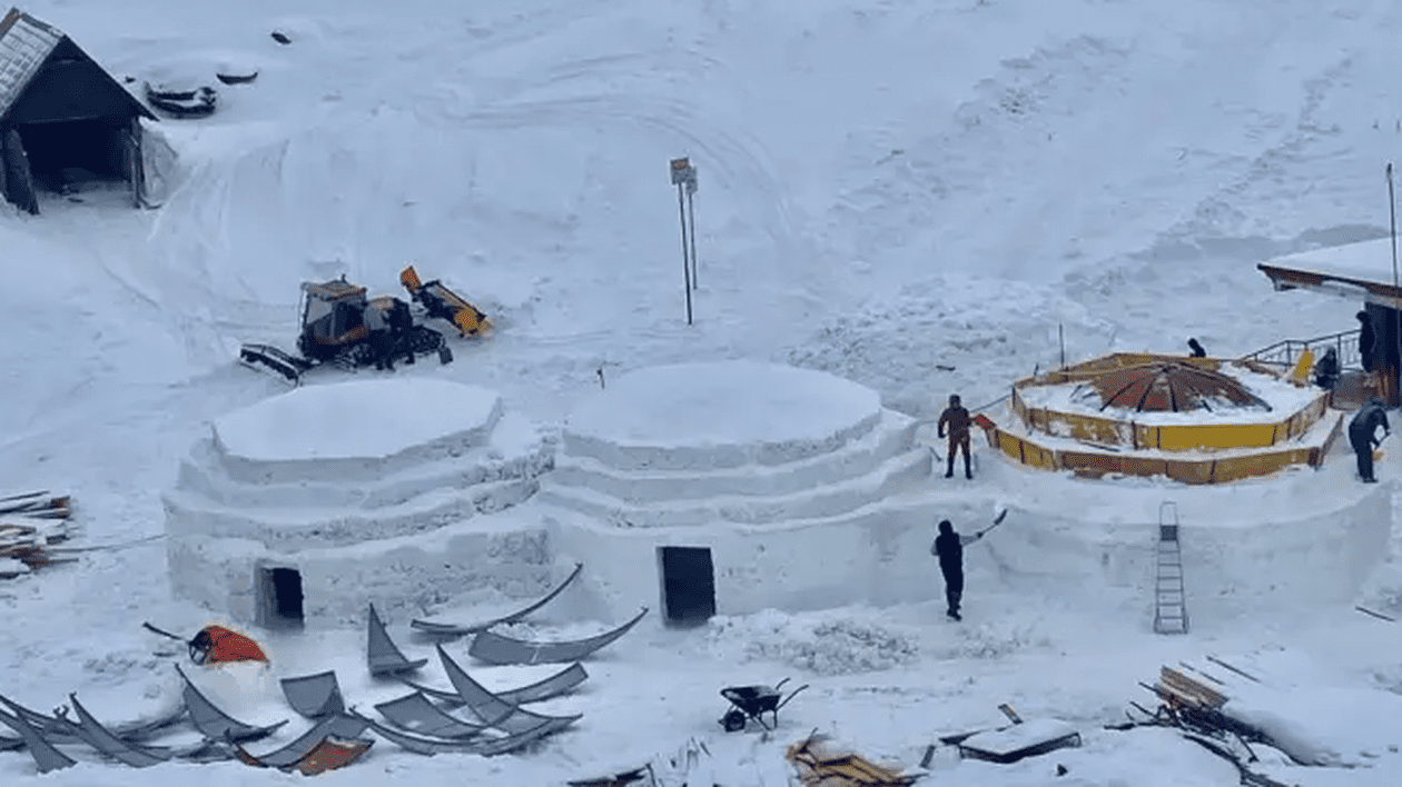 Hotelul de Gheaţă de la Bâlea Lac are patru igluuri construite. Când sunt așteptați primii vizitatori