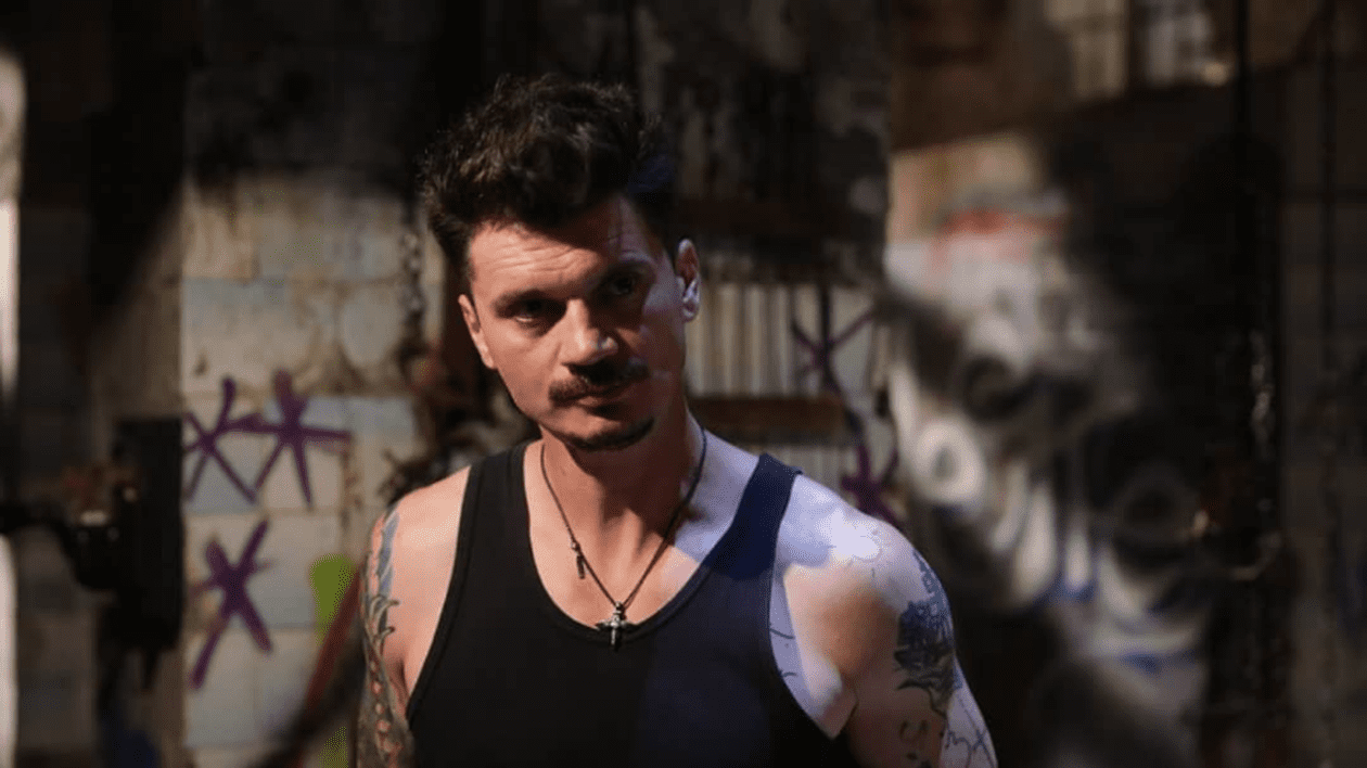 INTERVIU. Actorul Emilian Oprea, despre spectacolul „Exil” și traumele unor generații: „Nu-i voi spune niciodată unui tânăr de 20 de ani să rămână în România”