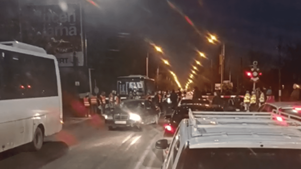 Un autobuz s-a defectat și a rămas blocat pe calea ferată, pe șoseaua Petricani. ISU: „Nu erau pasageri în interior”
