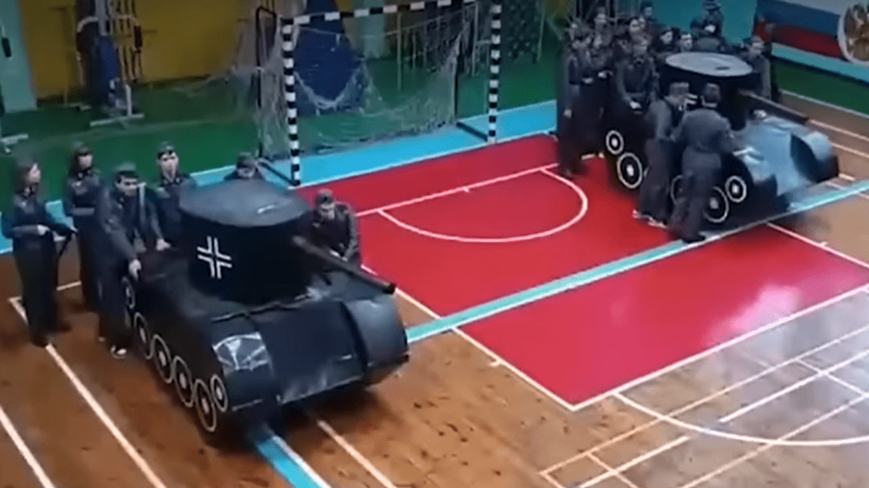 Rușii au reconstituit bătălia de la Kursk din Al Doilea Război Mondial într-o sală de sport. Publicul s-a distrat copios I VIDEO