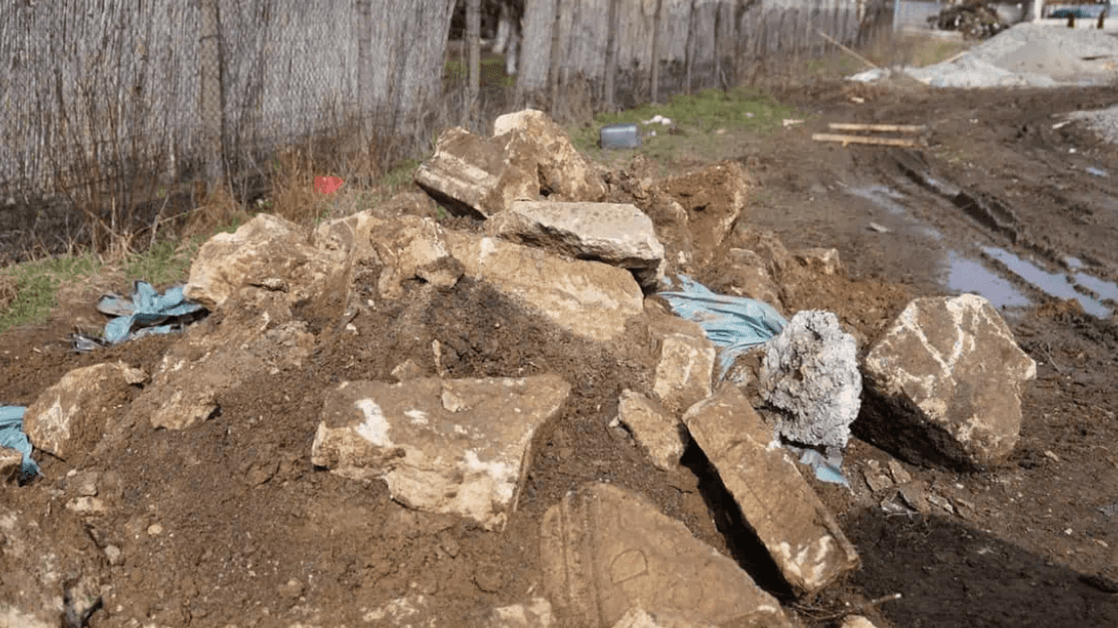 Un sarcofag roman vechi de peste 1.700 de ani a fost distrus cu excavatorul în timpul unei săpături, la Alba Iulia