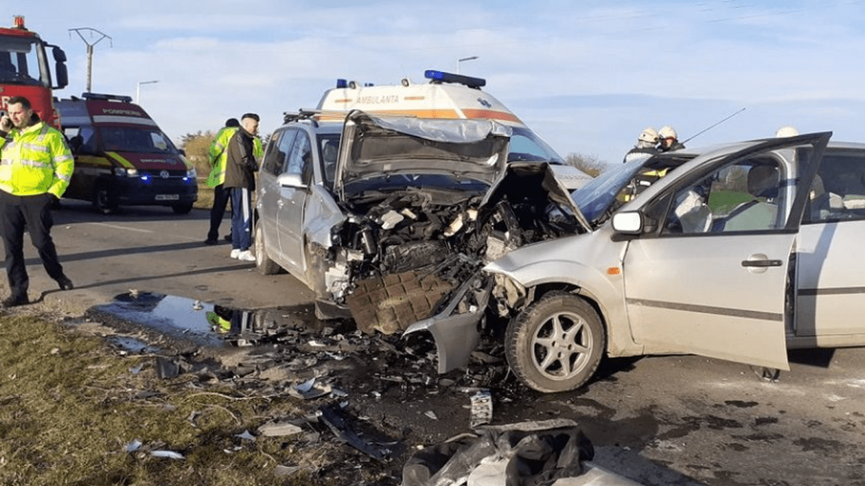 O femeie a murit și patru persoane, între care doi copii, au fost rănite, după un accident produs la ieşirea din Ineu