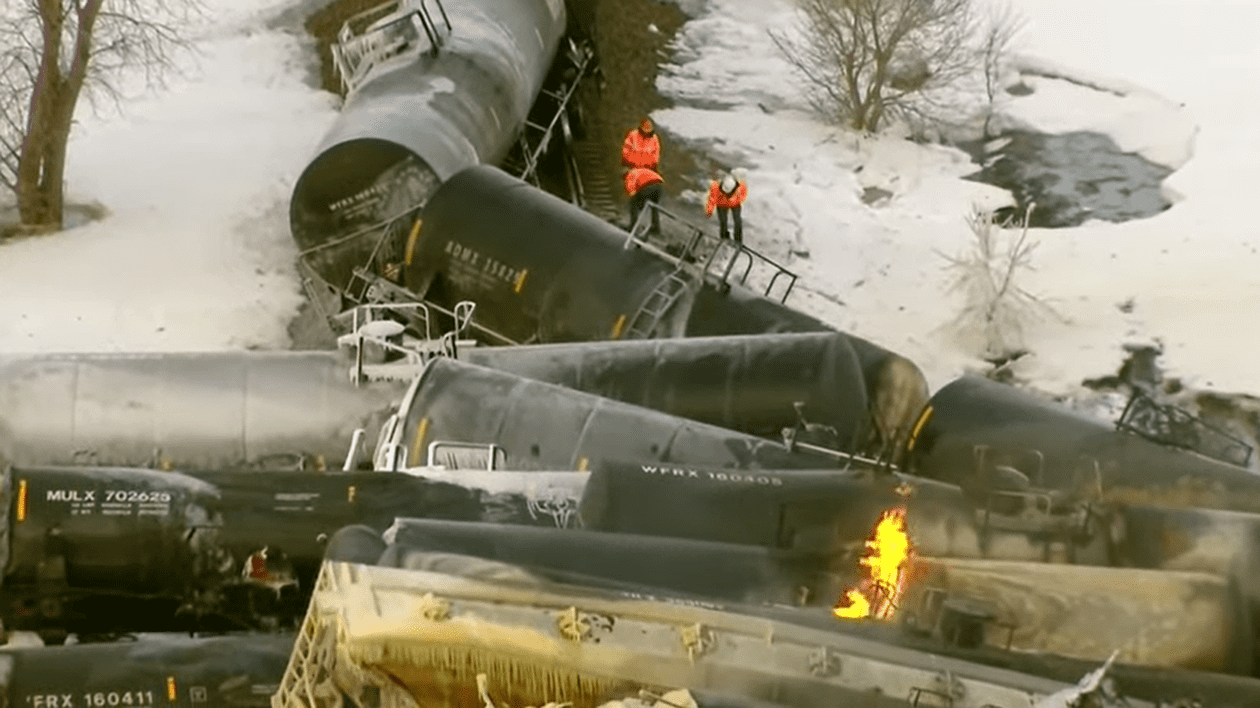 Locuitorii unui orășel din SUA au fost evacuați după ce un tren de marfă a deraiat și a luat foc