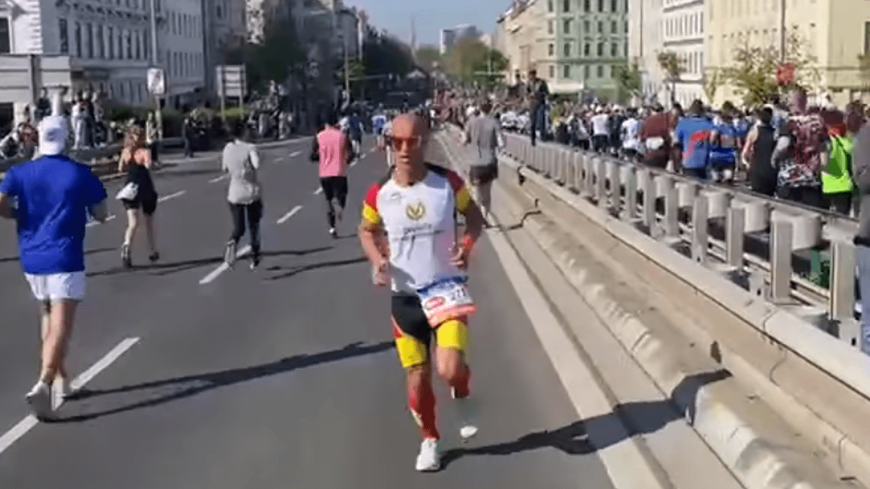 Un sportiv german a alergat cu spatele, într-un picior, semimaratonul de la Viena. În cât timp a terminat cursa