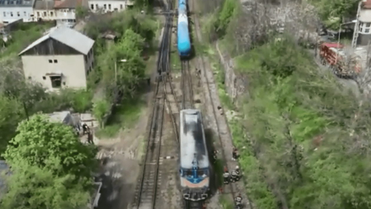 Locomotiva unui marfar încărcat cu motorină a luat foc la 200 de metri de gara din Oradea
