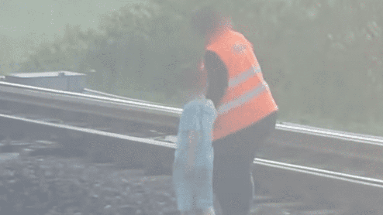 Mecanicul de tren a oprit garnitura, după ce a văzut un copil în pijama pe șine, l-a luat în brațe și l-a predat în siguranță poliției, în Elveția