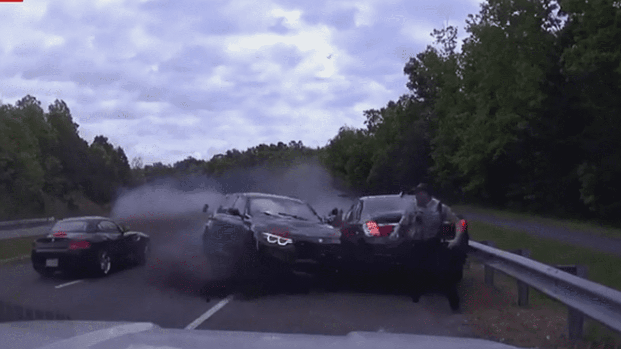 Un BMW oprit de poliție a fost lovit violent de un alt BMW care venea din sens opus cu 190 km/h, în SUA | VIDEO