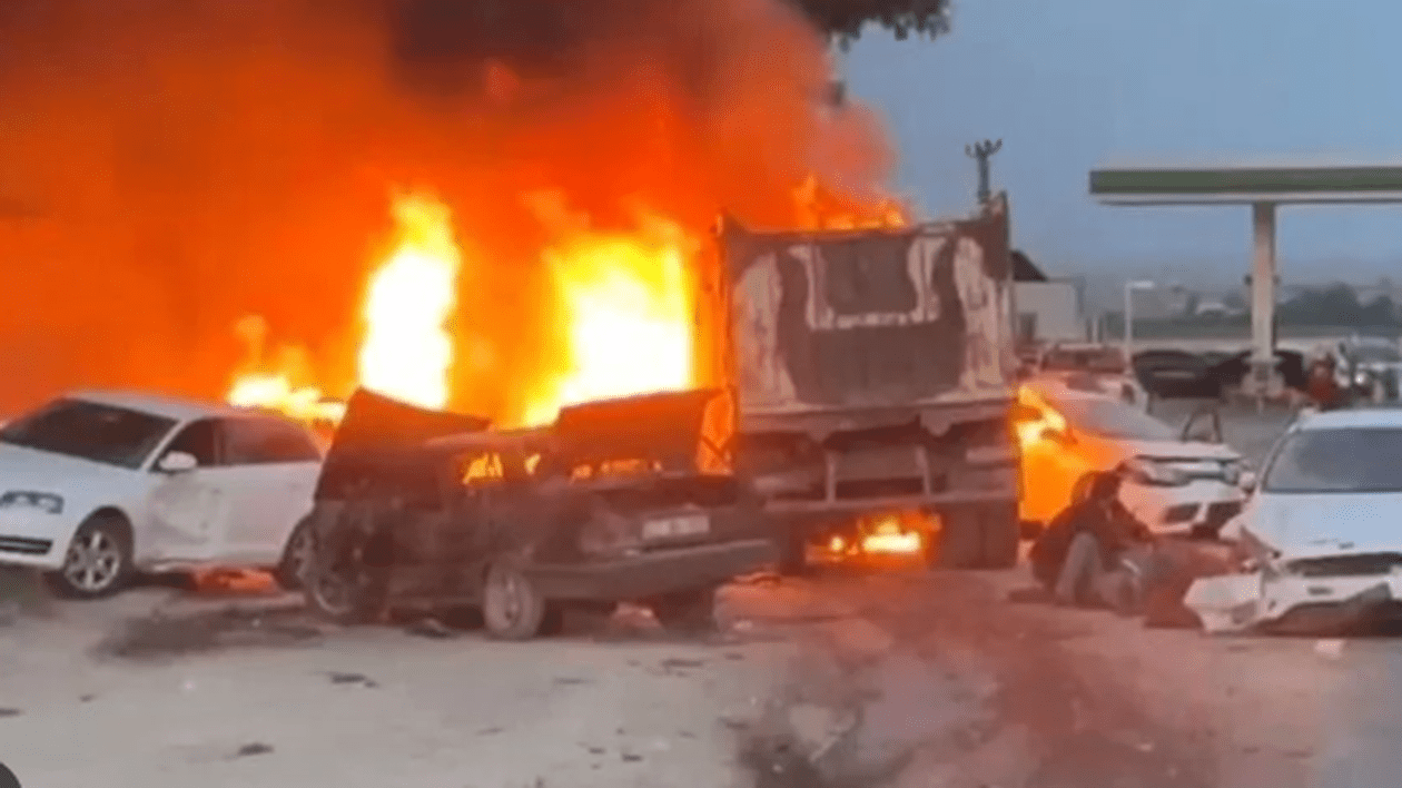 12 morți și 31 de răniți, după ce un camion a rămas fără frâne și a intrat în mai multe mașini, în Turcia. VIDEO
