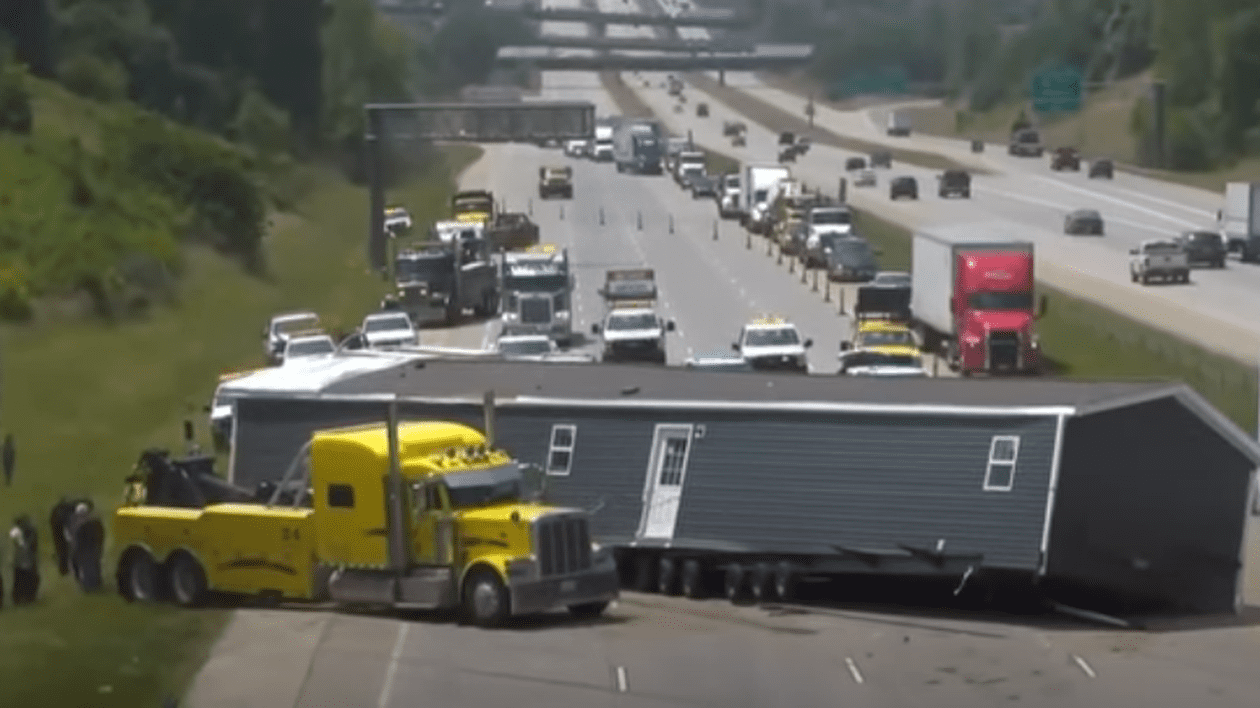Cum a ajuns o casă să blocheze o autostradă din SUA. Cozile de mașini s-au întins pe 20 de kilometri