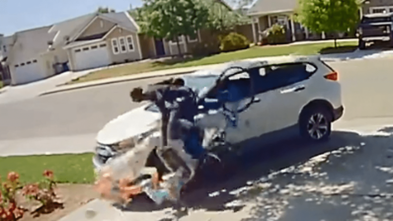 „Cine te crezi de îți permiți să mă furi pe mine?”. Șefa unui magazin dă cu mașina peste un hoț pe bicicletă, care tocmai o jefuise, în California