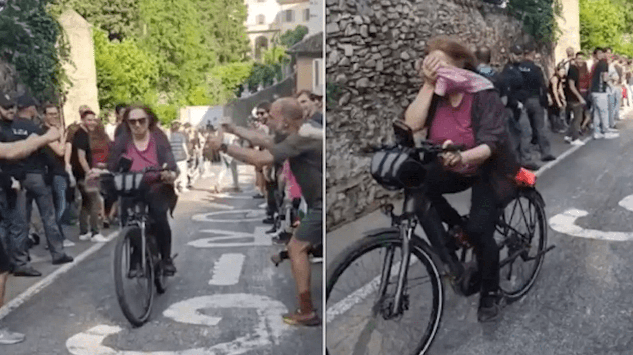 Momentul în care o bunică intră din greșeală pe traseul Turului Italiei, iar fanii o încurajează ca pe marii campioni din ciclism