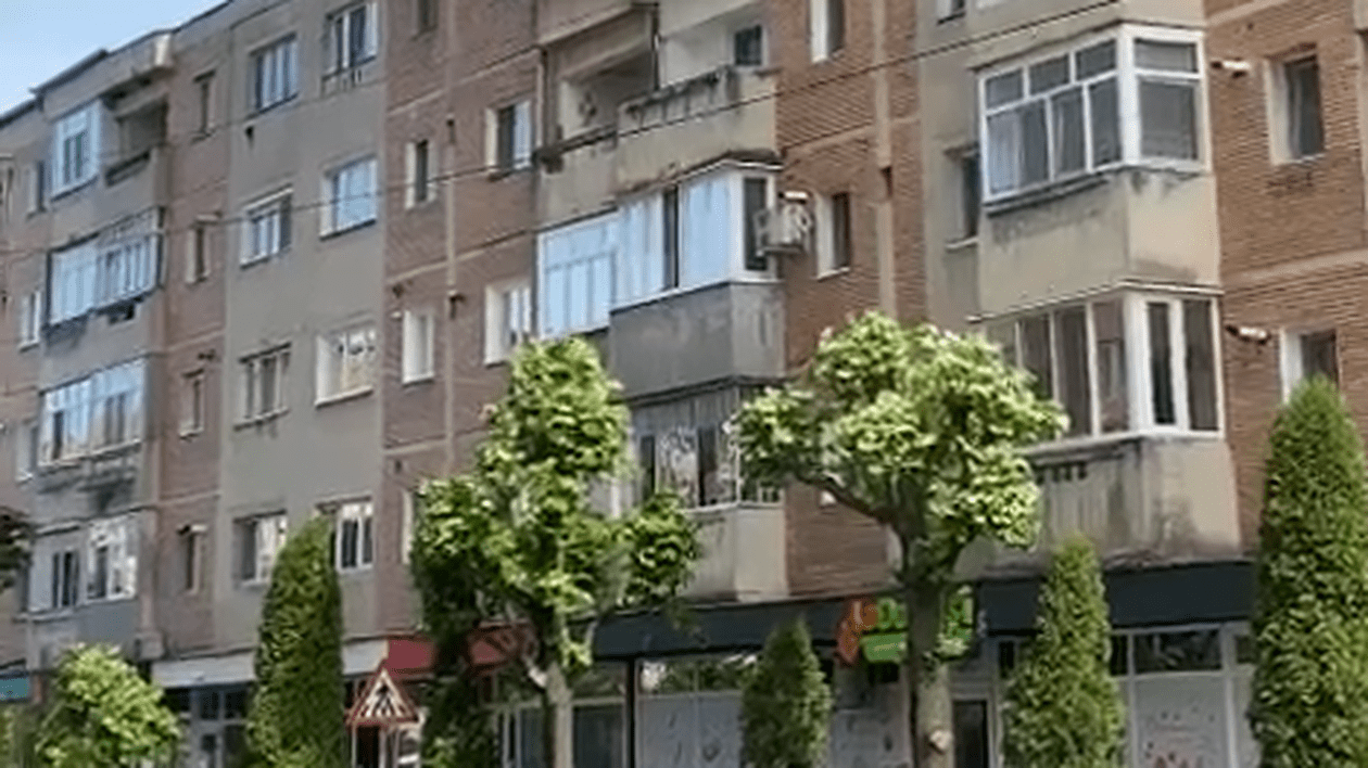 Incendiu la acoperișul unui bloc din Hațeg. 50 de persoane s-au autoevacuat