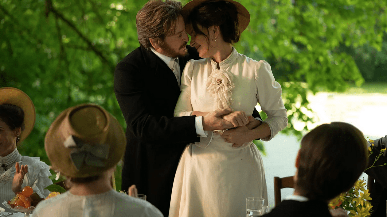 EXCLUSIV Juliette Binoche, interviu pentru publicul românesc despre noul film al său, o poveste despre „senzualitate culinară”. De ce doi chefi celebri au stat lângă ea pe platou