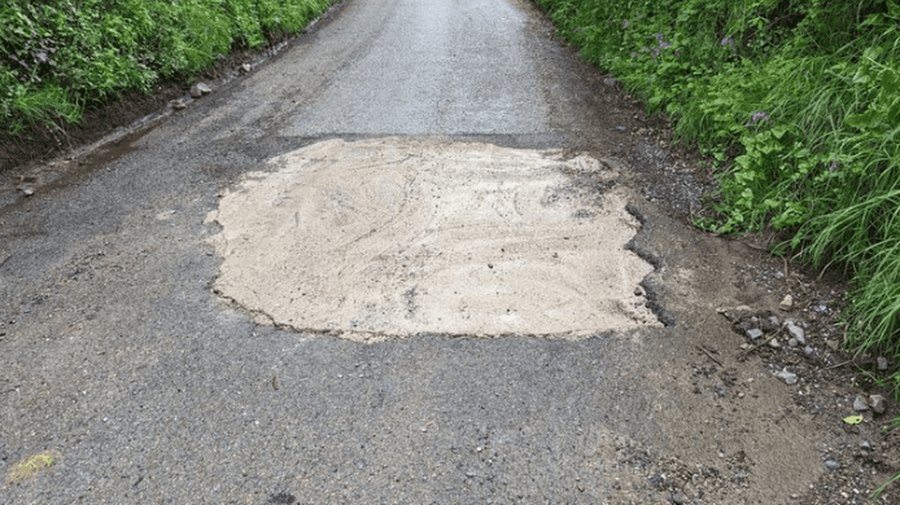 Consiliul Local a închis drumul, după ce un localnic supărat l-a reparat, peste noapte, în Marea Britanie!