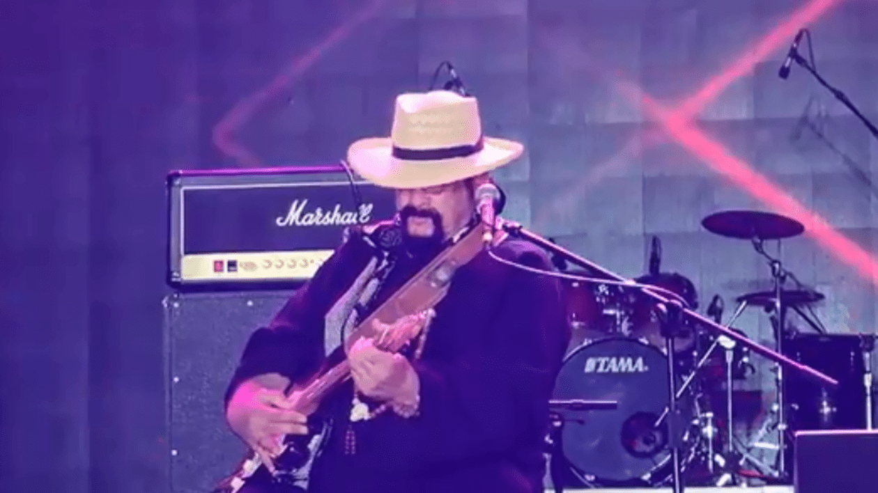 Actorul Steven Seagal, prieten al lui Vladimir Putin și susținător al invaziei ruse, recital la Festivalul Internațional de Cântece Antifasciste de la Samara