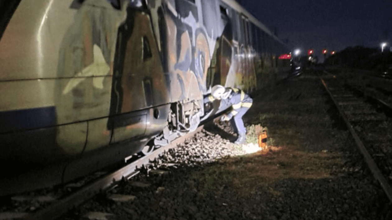 Incendiu la motorul unui tren în care se aflau 60 de călători, în Argeș. Nu sunt victime