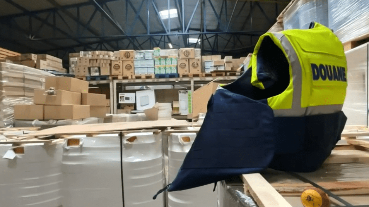 12 români și moldoveni au fost reținuți în Belgia, după o descindere într-o fabrică ilegală de țigări: „25 de camioane pentru a transporta toată marfa confiscată”